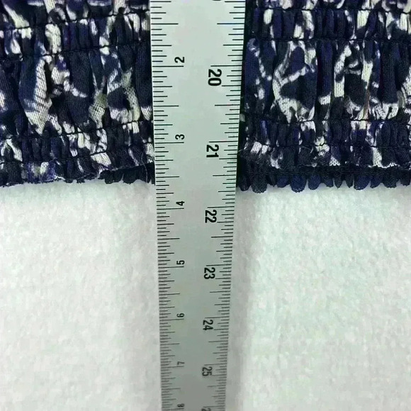 Evereve Top Navy/White Women’s Size Large Smocked Elastic - Picture 4 of 6